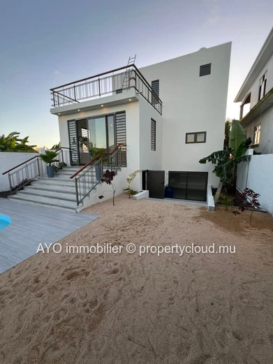 Newly built modern 4 bedrooms house with pool in Forêt Daruty
