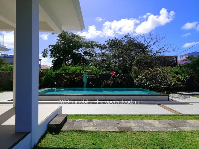 Nouvelle villa moderne avec belle piscine