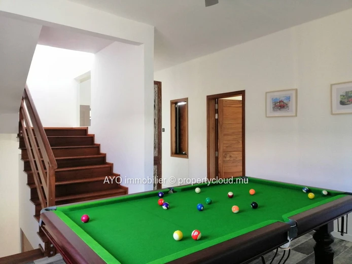 Nouvelle villa moderne avec belle piscine