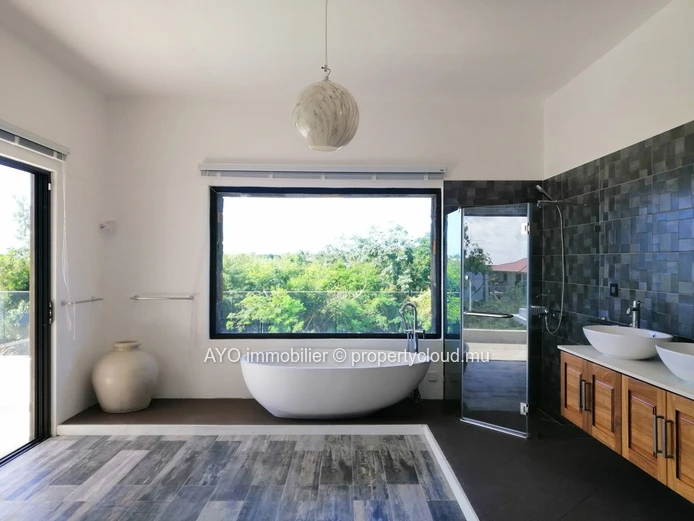Nouvelle villa moderne avec belle piscine