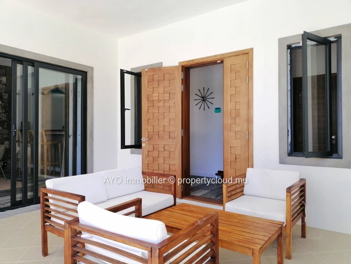 Nouvelle villa moderne avec belle piscine